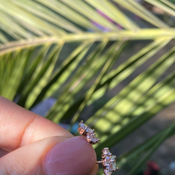 NEW Rose Gold Diamond 🐾 Paw Stud earrings - Picture 4 of 4